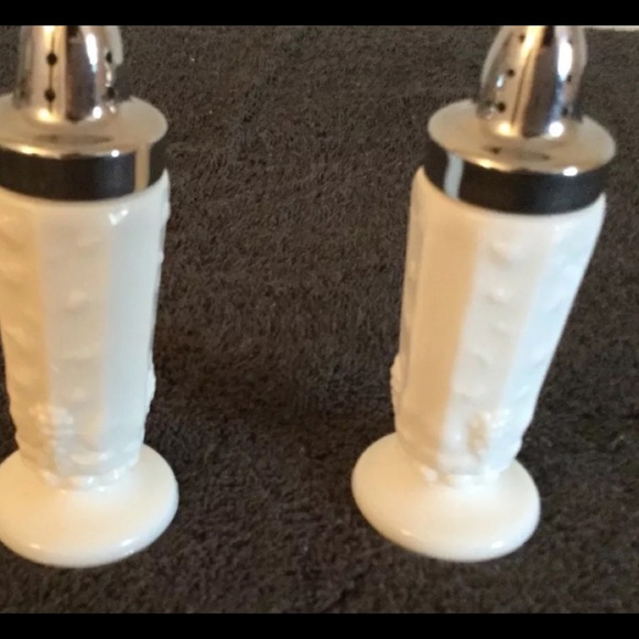 WESTMORELAND White Milk Glass Salt/Pepper shakers - Picture 4 of 7
